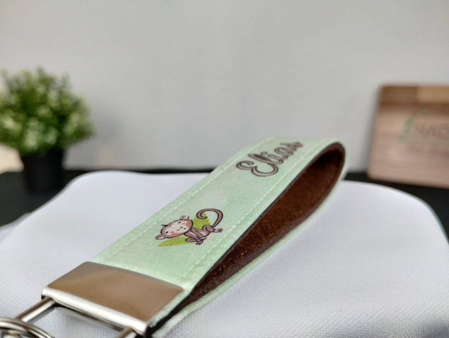 personalisierter Schlüsselanhänger mit niedlichen Dschungel Tiermotiven auf robustem, glänzendem Textil in vier verschiedenen Farben