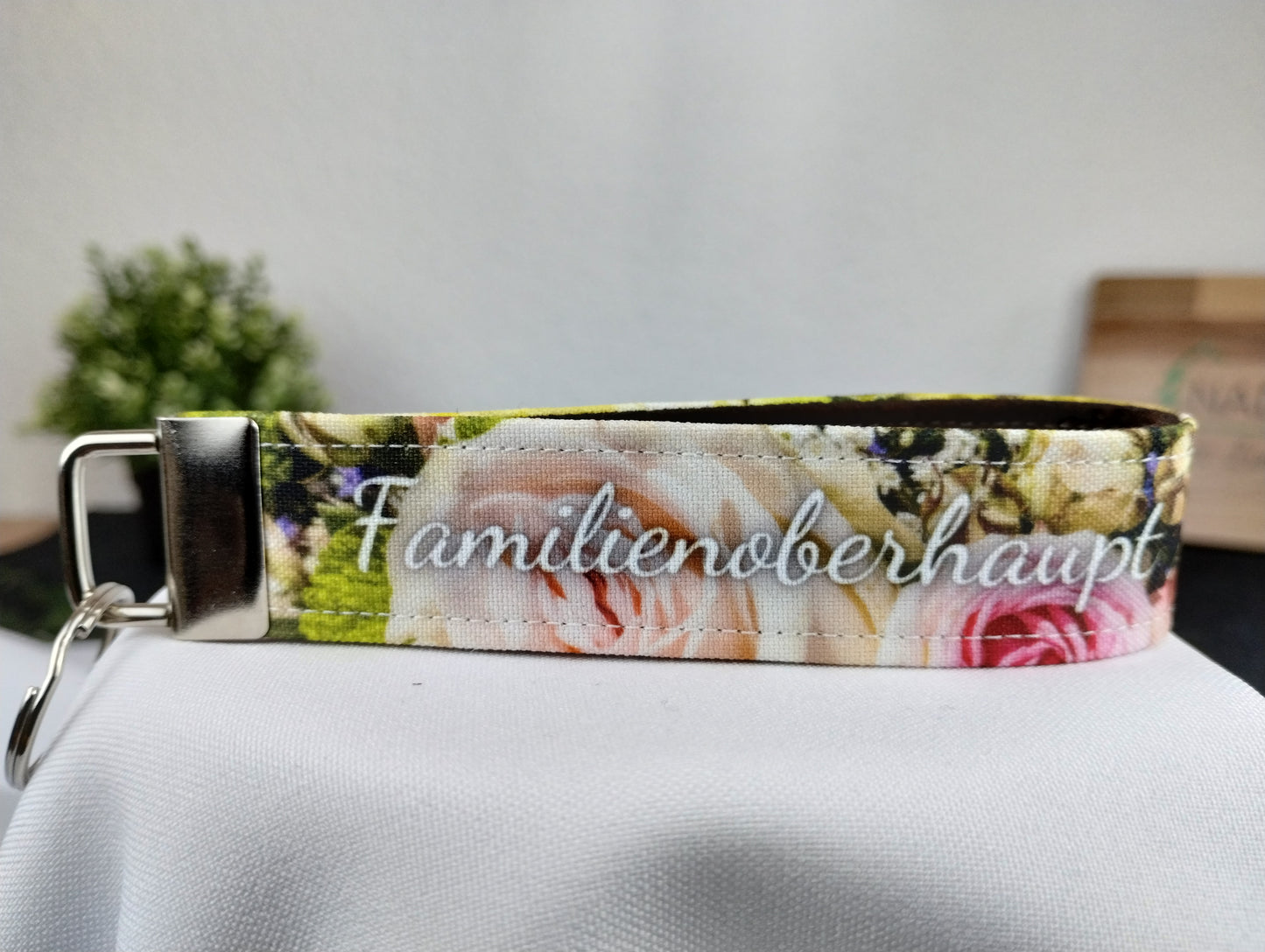 personalisierter Schlüsselanhänger zum Muttertag mit blumigen Grüßen