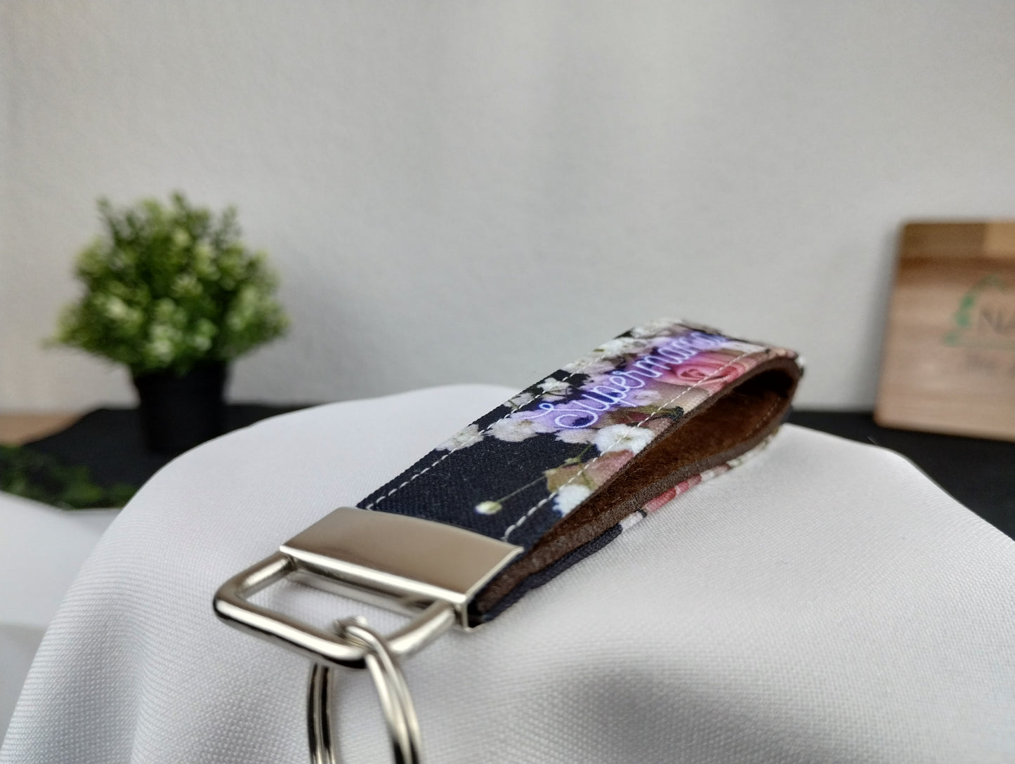 personalisierter Schlüsselanhänger zum Muttertag mit blumigen Grüßen