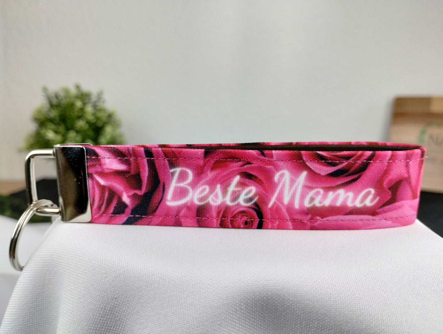 personalisierter Schlüsselanhänger zum Muttertag mit blumigen Grüßen