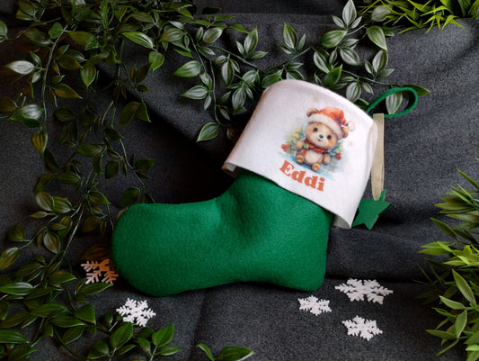 Großaufnahme vom Nikolaussocken in grün mit Teddybaren und eigenem Namen