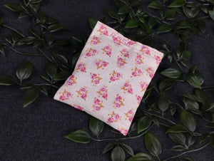 fertiges Duftkissen mit kleinen rosa Rosen auf beigem Hintergrund. Personalisiert mit dem Wort ROSE in rosa