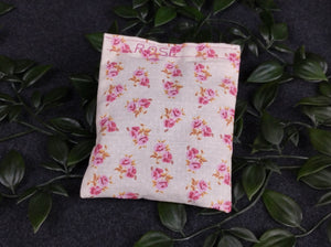 fertiges Duftkissen mit kleinen rosa Rosen auf beigem Hintergrund. Personalisiert mit dem Wort ROSE in rosa
