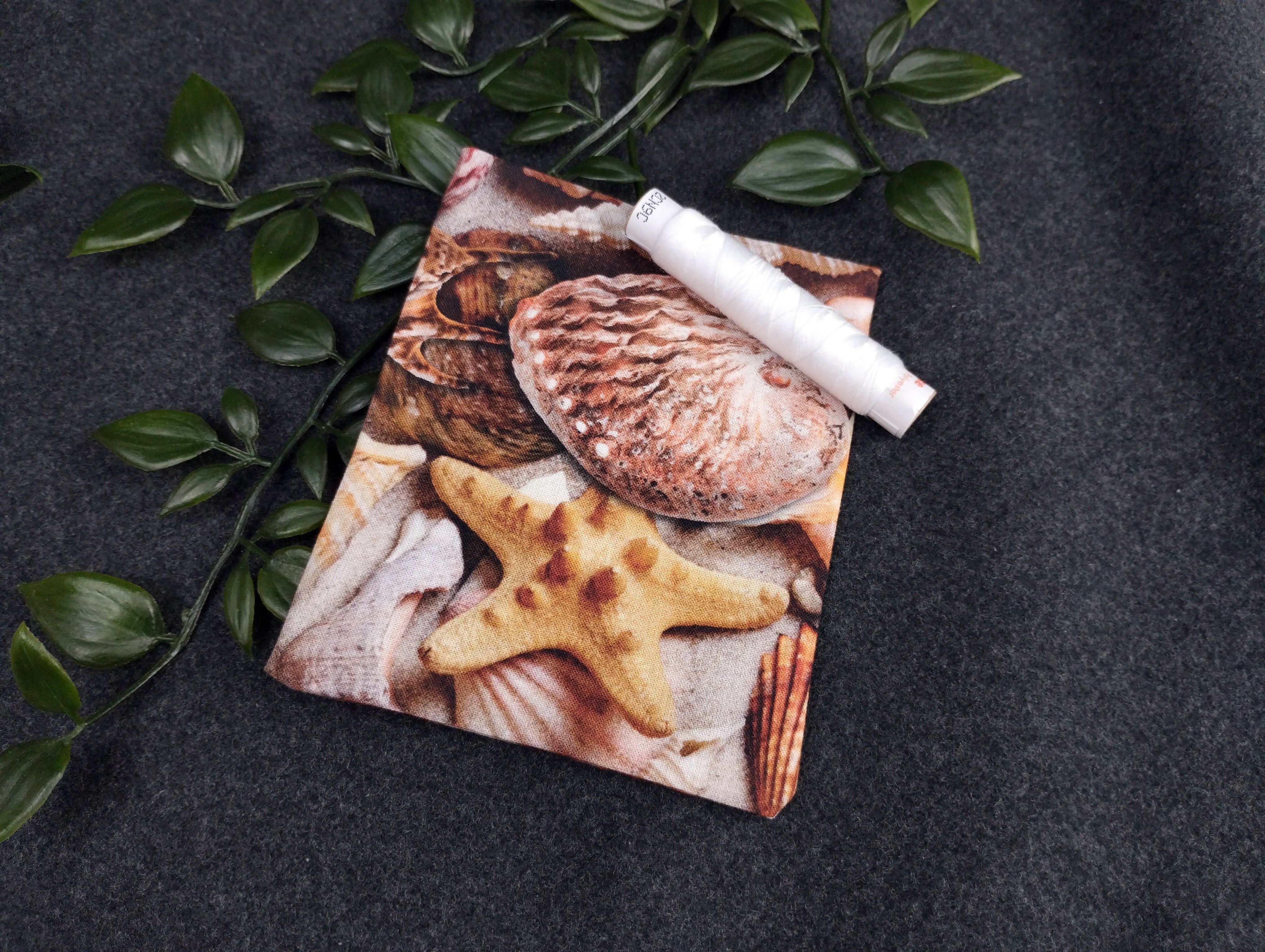 Duftkissen mit Muschelmotiv, vernäht mit einem weißen Nähgarn.