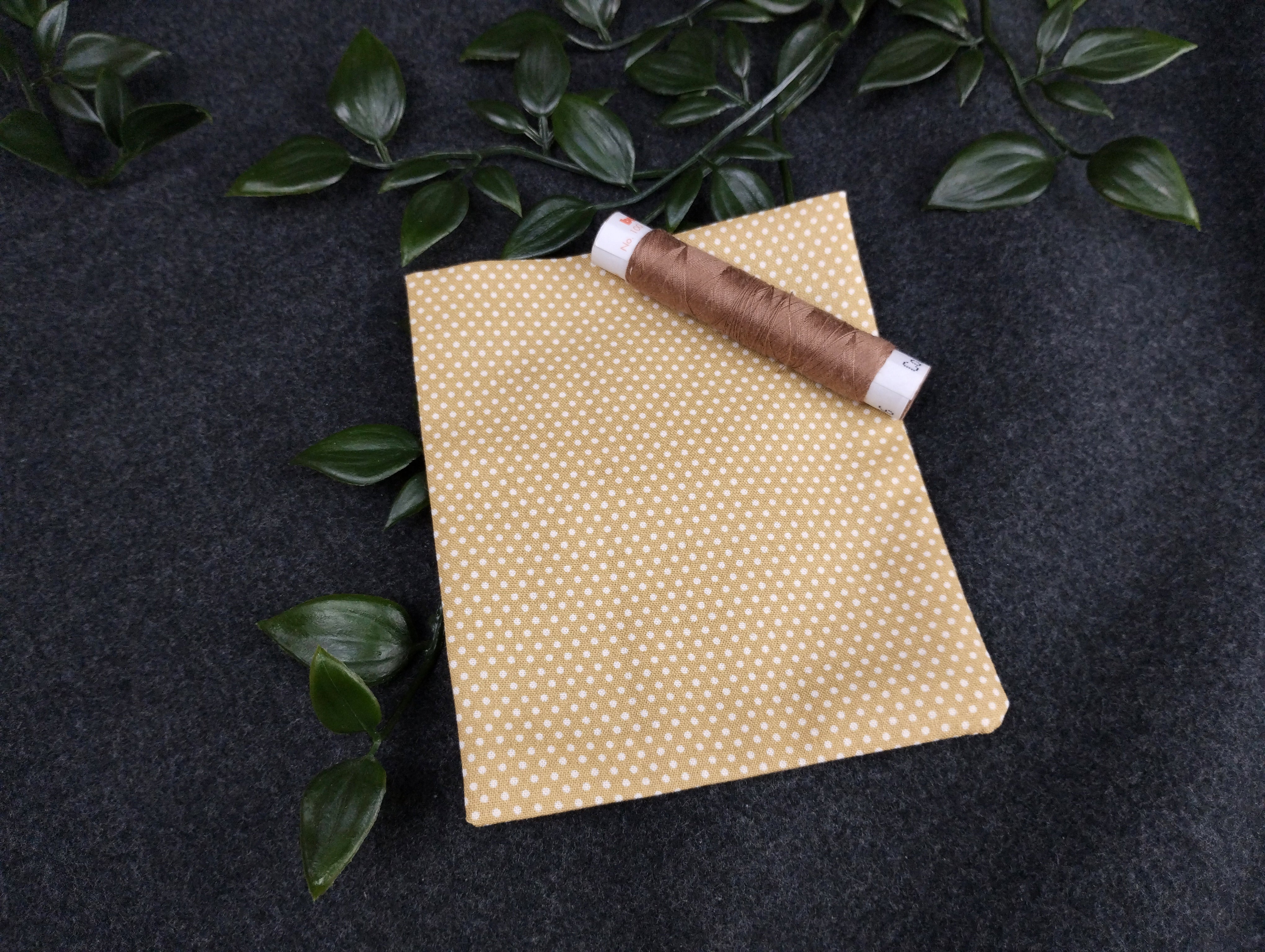 Duftkissen in beige mit weißen Punkten. Vernäht mit einem hellbraunem Garn