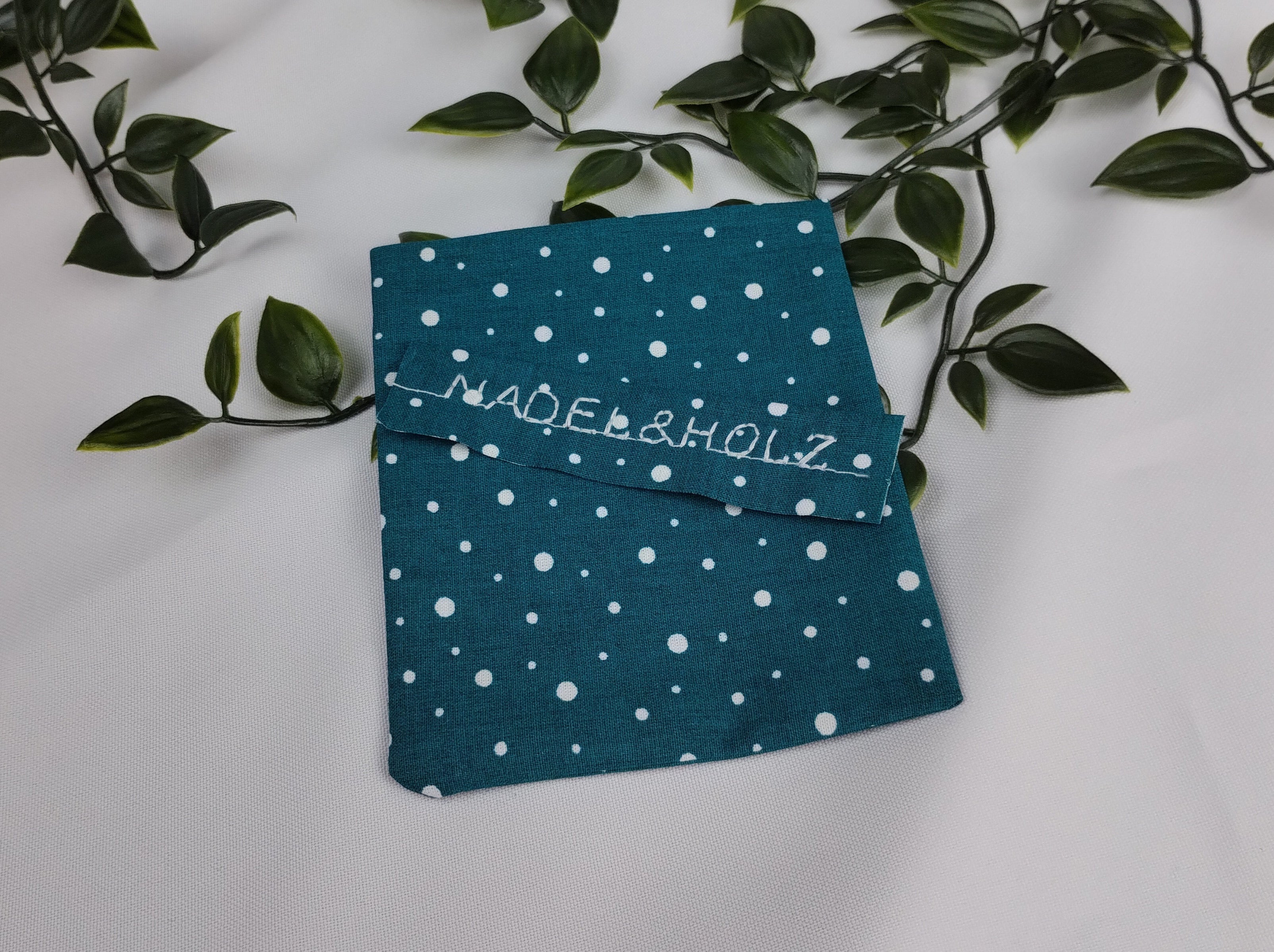 Duftkissen mit weißen Punkten auf petrolfarbenem Hintergrund