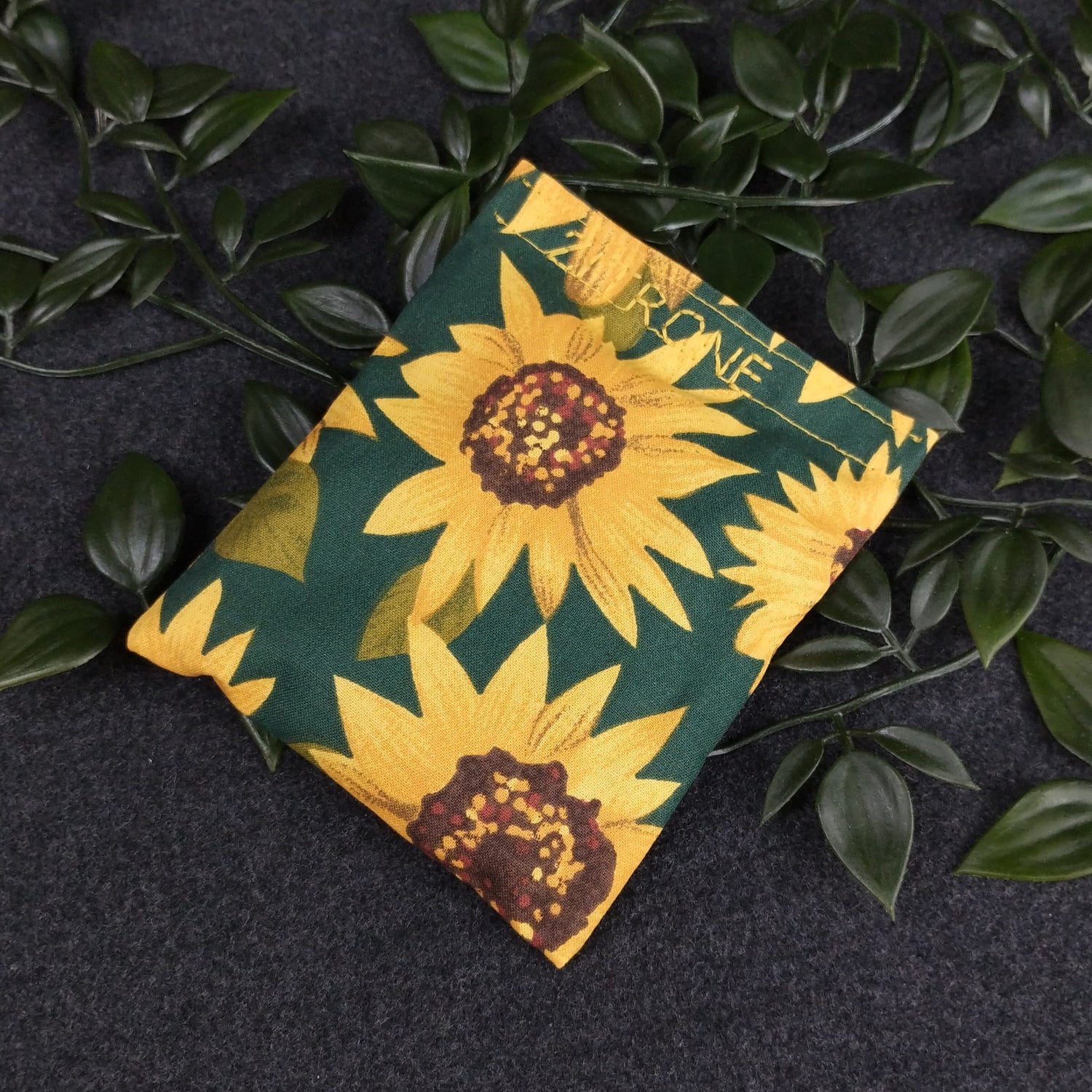 Duftkissen mit Sonnenblumenmotiv und personalisierter Naht
