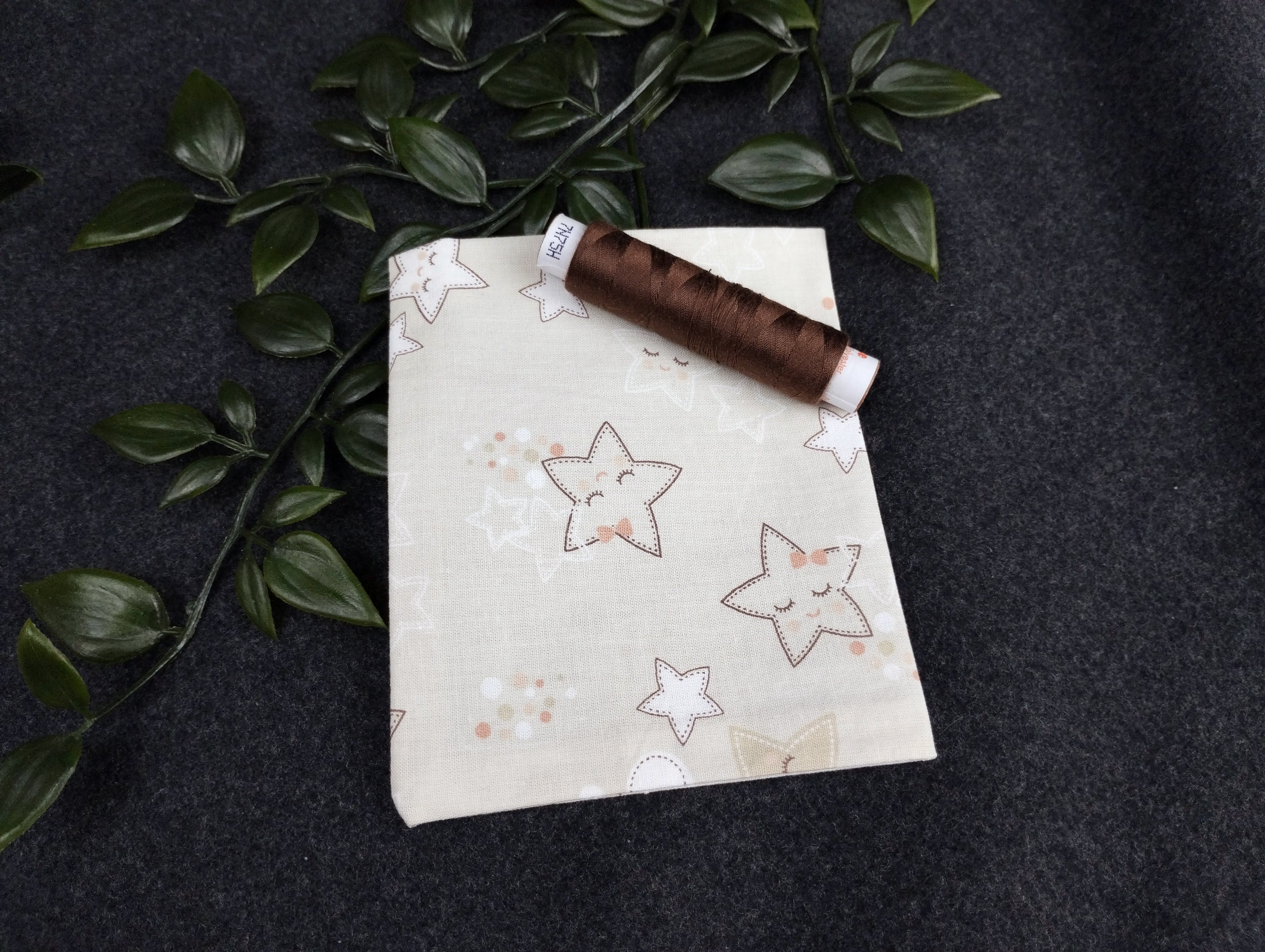 Duftkissen mit niedlichen Sternen und ein paar Wolken. Vernäht mit einem dunkelbraunem Nähgarn