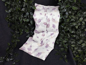 Körnerkissen mit lila Ginkgoblättern auf weiß