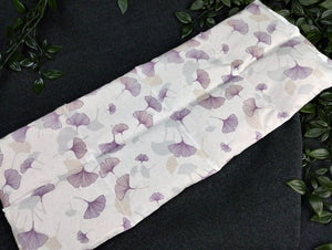 Körnerkissen mit lila Ginkgoblättern auf weiß