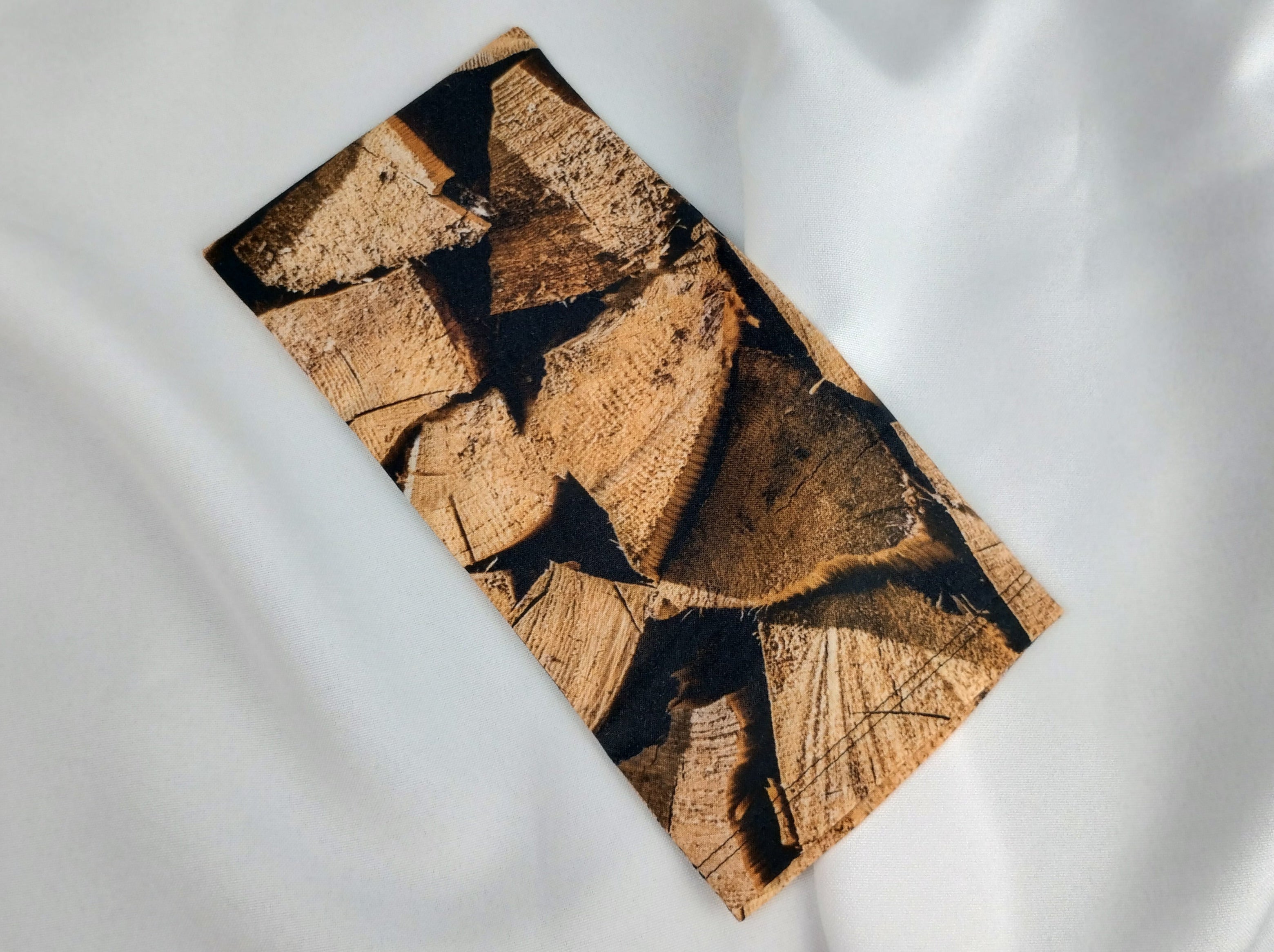 Augenkissen mit realistische Holzscheiten als Motiv