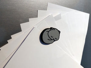 Beispiel für ein Kühlschrankmagneten mit einer Katze, die mehrere Zettel hält.