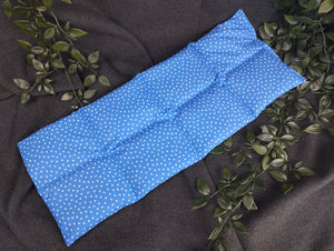 Körnerkissen in blau mit vielen kleinen weißen Dreiecken