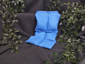Körnerkissen in blau mit vielen kleinen weißen Dreiecken