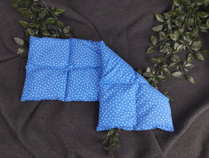 Körnerkissen in blau mit vielen kleinen weißen Dreiecken