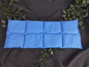 Körnerkissen in blau mit vielen kleinen weißen Dreiecken