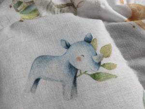 Körnerkissen mit vielen Dschungeltieren auf weißem Hintergrund