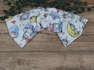 niedliches Körnerkissen mit einem kunterbunten Einhornmotiv, welches mit Sternen, Noten und Monden verziert ist