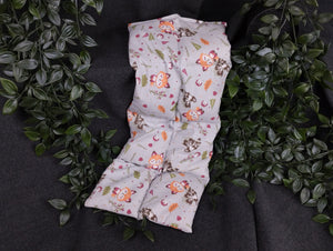 Körnerkissen mit Fuchs und Waschbärmotiv und blaugrauem Hintergrund