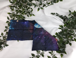 Körnerkissen mit Weltraumhintergrund. Darauf abgebildet sind viele verschiedene Planeten