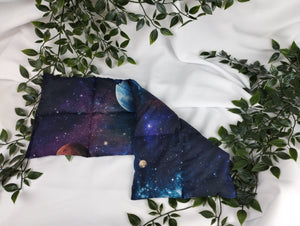 Körnerkissen mit Weltraumhintergrund. Darauf abgebildet sind viele verschiedene Planeten