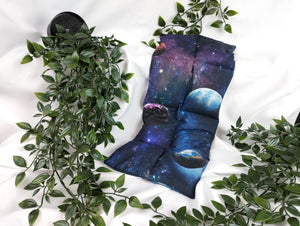 Körnerkissen mit Weltraumhintergrund. Darauf abgebildet sind viele verschiedene Planeten