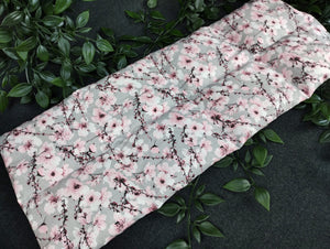 Für eine andere Perspektive wurde das gerade liegende Körnerkissen mit Dinkelfüllung noch einmal diagonal fotografiert.