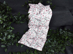 Das Körnerkissen wurde auf eine Stufe gelegt. So sieht man die optimale Verteilung der Dinkelkerne im Kissen. Sie dienen dazu, dass die Körner im Inneren nicht zu sehr verrutschen.