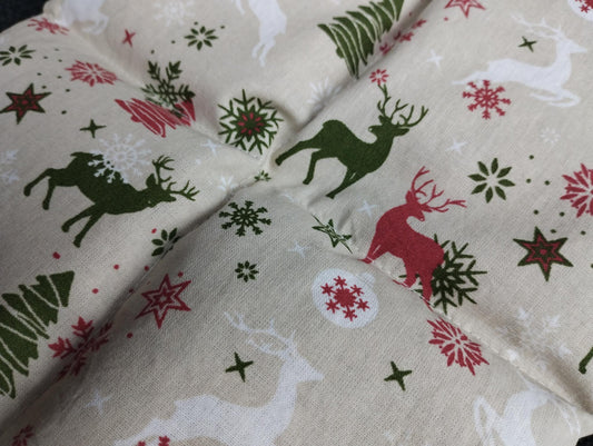 Körnerkissen mit Hirschen, Tannenbäumen, Schneeflocken und Sterne im weihnachtlichen Stil