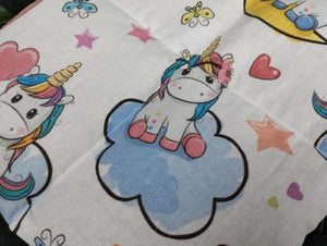 niedliches Körnerkissen mit einem kunterbunten Einhornmotiv, welches mit Sternen, Noten und Monden verziert ist