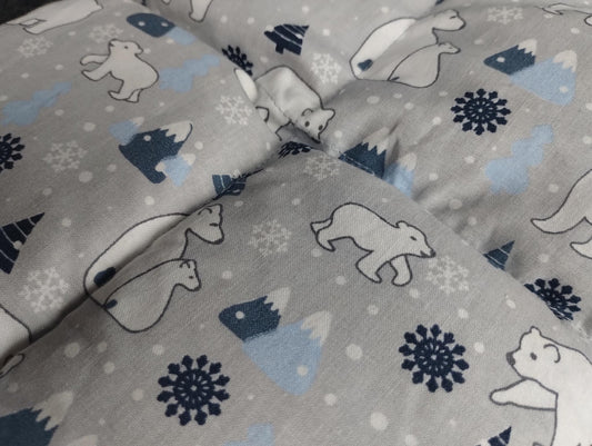 Körnerkissen mit Eisbären auf grauem Hintergrund
