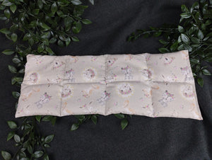 Körnerkissen in grau mit niedlichen Tierbabys im Vordergrund. Verziert mit kleinen Blümchen