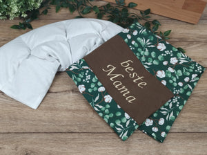 personalisiertes Körnerkissen mit unserem grünen Eucalyptus Baumwollmotiv und der personalisierung beste Mama