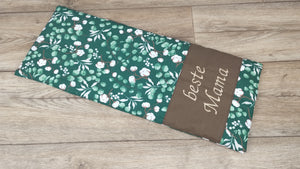 personalisiertes Körnerkissen mit unserem grünen Eucalyptus Baumwollmotiv und der personalisierung beste Mama