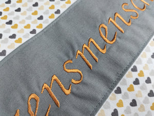 personalisiertes Körnerkissen mit vielen Herzen und der Aufschrift Herzensmensch