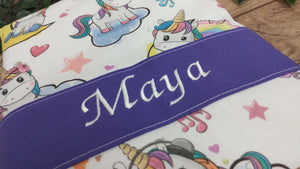 personalisiertes Körnerkissen mit dem Namen Maya auf einem niedlichen Einhornstoff.