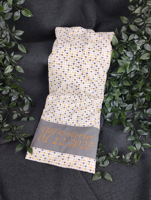 personalisiertes Körnerkissen mit Herzen zur Hochzeit