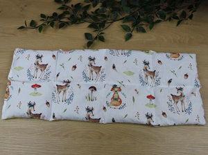 Körnerkissen mit weißem Hintergrund und vielen Rehen und Füchsen im Boholook