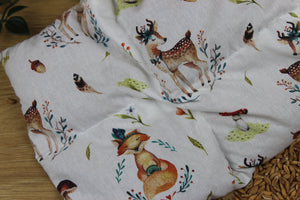 Körnerkissen mit weißem Hintergrund und vielen Rehen und Füchsen im Boholook