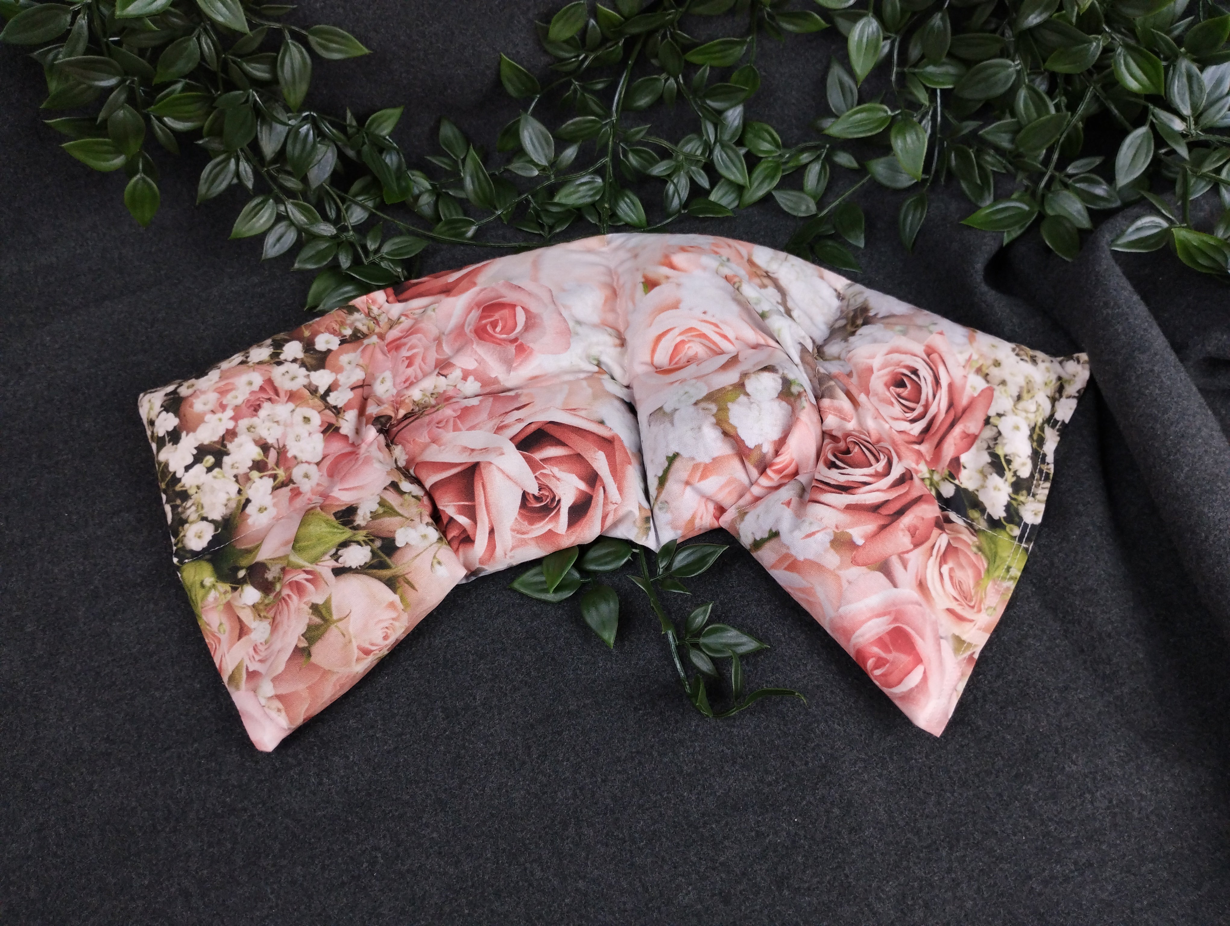 Körnerkissen mit natürlichem Rosenmotiv