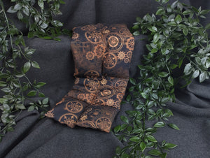 Körnerkissen im Steampunklook und vielen Zahnrädern und Uhren. Die Farben sind in einem kupferbraun und schwarz gehalten