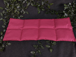 Einfarbiges Körnerkissen in der Farbe beere.