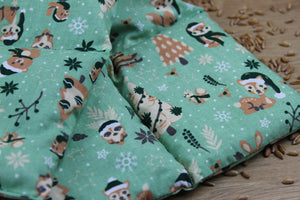 weihnachtliches Körnerkissen in grün mit Rentieren, Eulen und Tannenbäumen