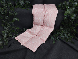 Körnerkissen Blätter und Äste in weiß auf rosa