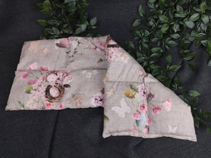 Körnerkissen mit Ostermotiv im natürlichen Look.