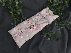 Körnerkissen mit Ostermotiv im natürlichen Look.