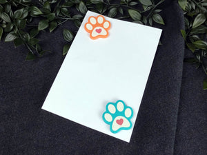Kühlschrankmagneten in verschiedenen Farben mit Pfotenmotiv