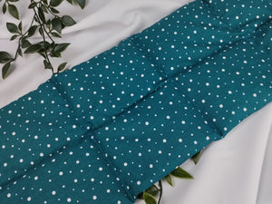 Körnerkissen mit petrolfarbenem Hintergrund und weißen Punkten