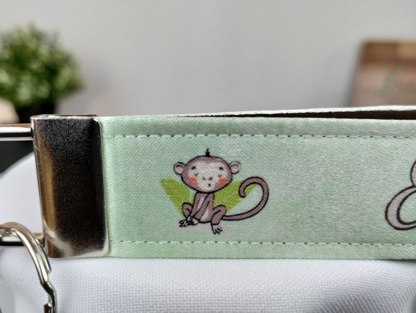 personalisierter Schlüsselanhänger mit niedlichen Dschungel Tiermotiven auf robustem, glänzendem Textil in vier verschiedenen Farben