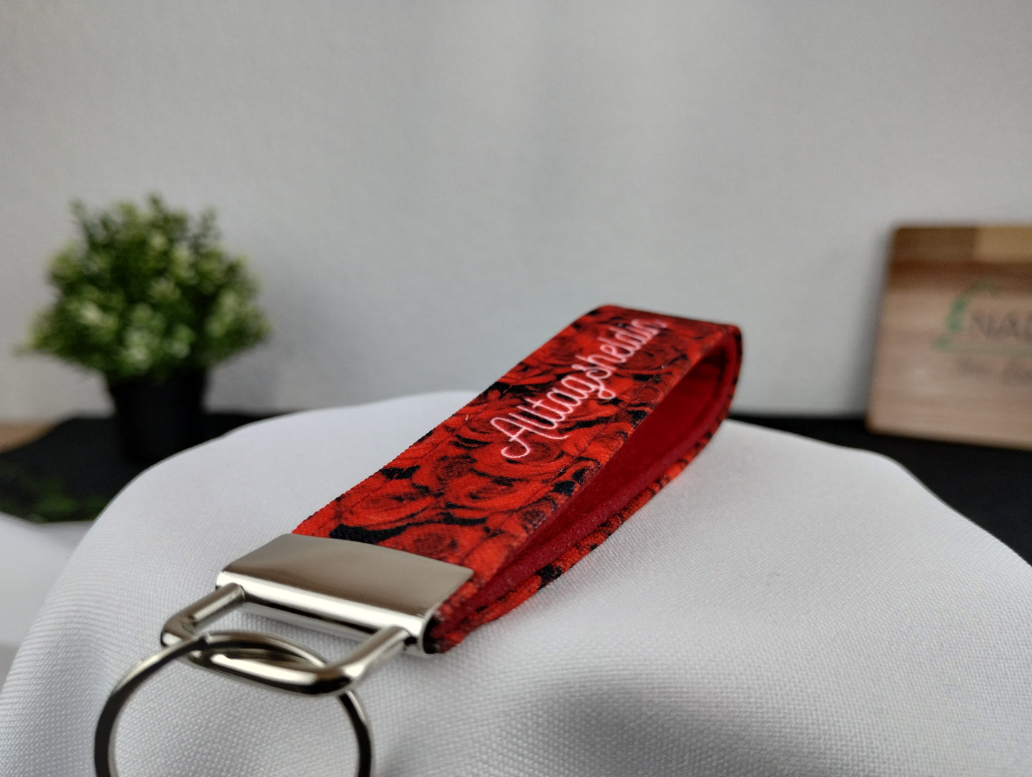 Personalisierbarer Schlüsselanhänger mit roten Rosen, weißer Schrift und innen mit rotem Filz